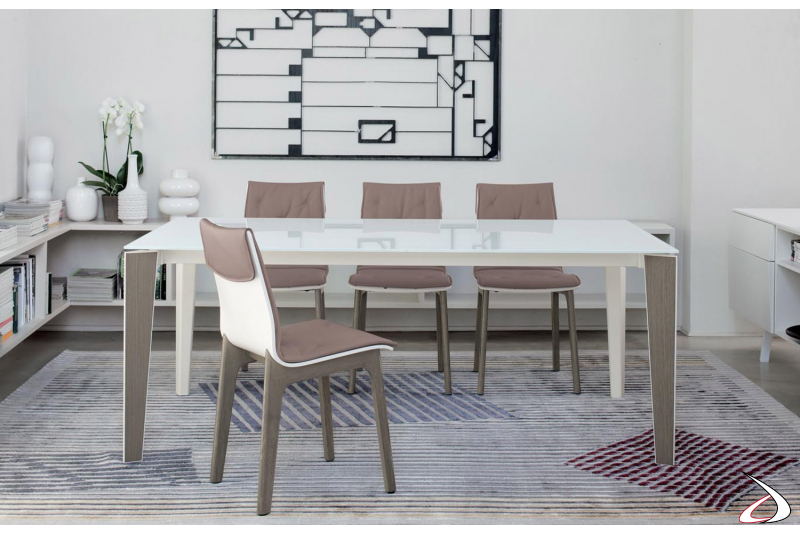 Tavolo moderno da soggiorno allungabile in cristallo con gambe in legno