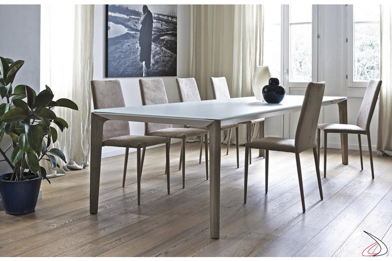 Tavolo moderno allungabile in cristallo bianco con gambe in legno massello