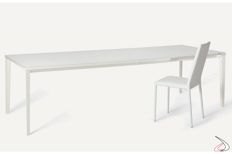 Tavolo bianco in cristallo di design allungabile per 12 posti a sedere
