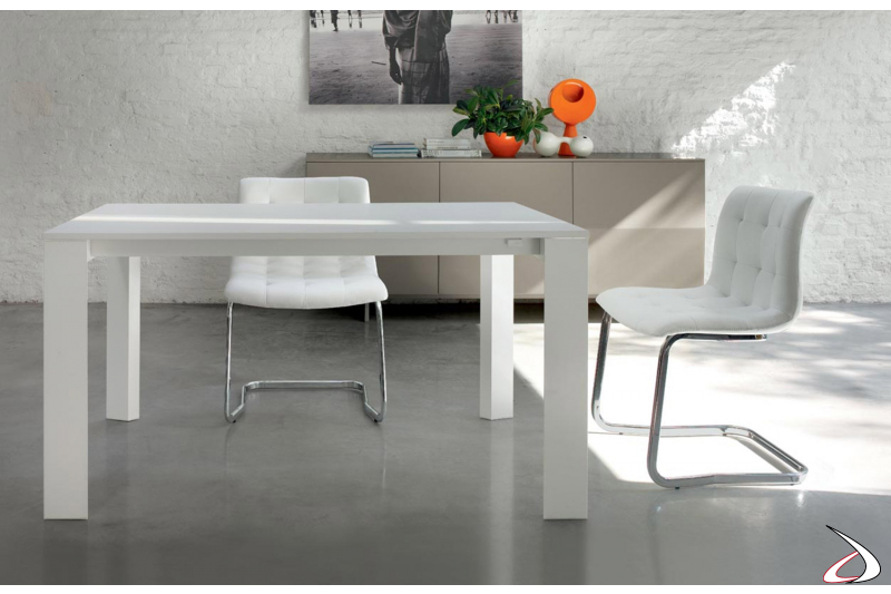 Tavolo bianco moderno da cucina allungabile con gambe perimetrali