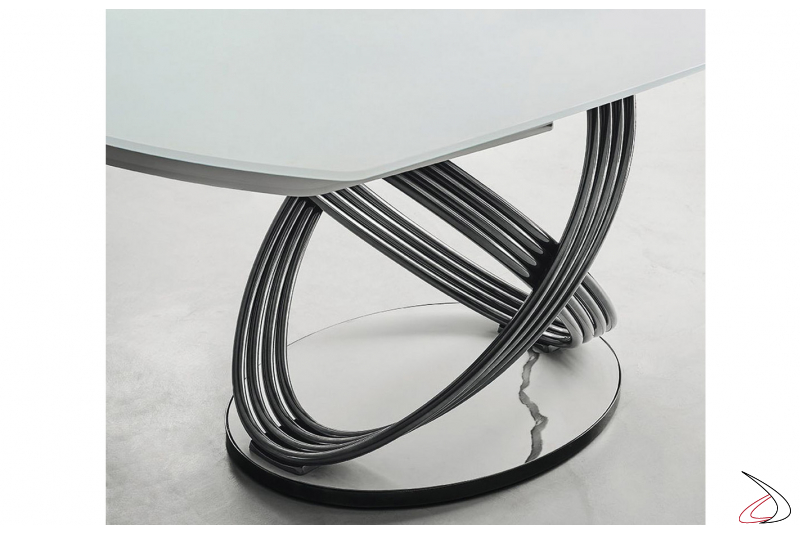 Tavolo di design con basamento ad anelli in acciaio