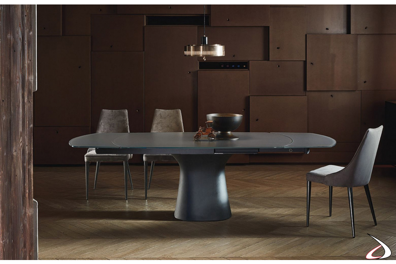Tavolo allungabile moderno con basamento in cemento e piano in cristallo antigraffio