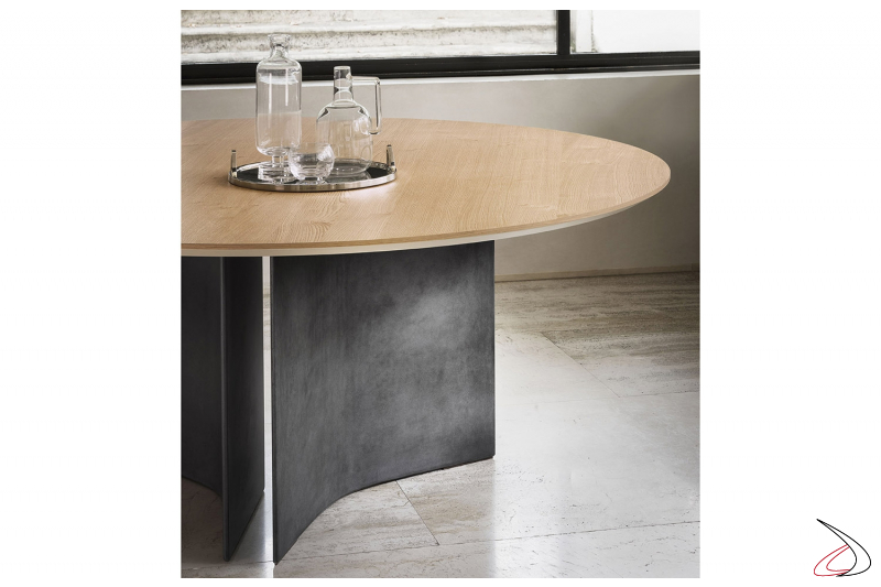 Tavolo design rotondo con piano impiallacciato rovere e basamento in cemento