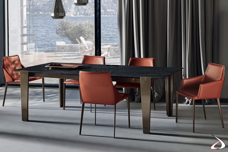 Tavolo moderno di design con piano in supermarmo e gambe in metallo ottone