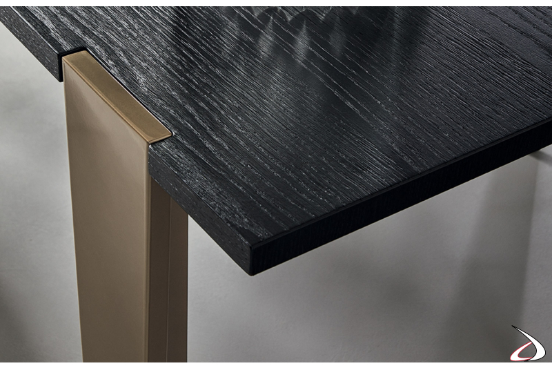 Tavolo design in legno impiallacciato con gamba a filo in acciaio ottone