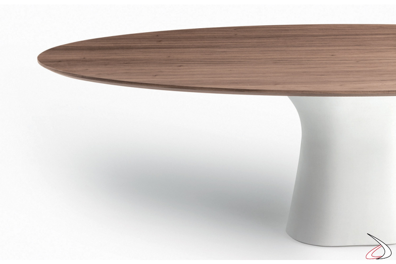 Tavolo moderno ellittico con piano in legno impiallacciato e basamento in cemento bianco