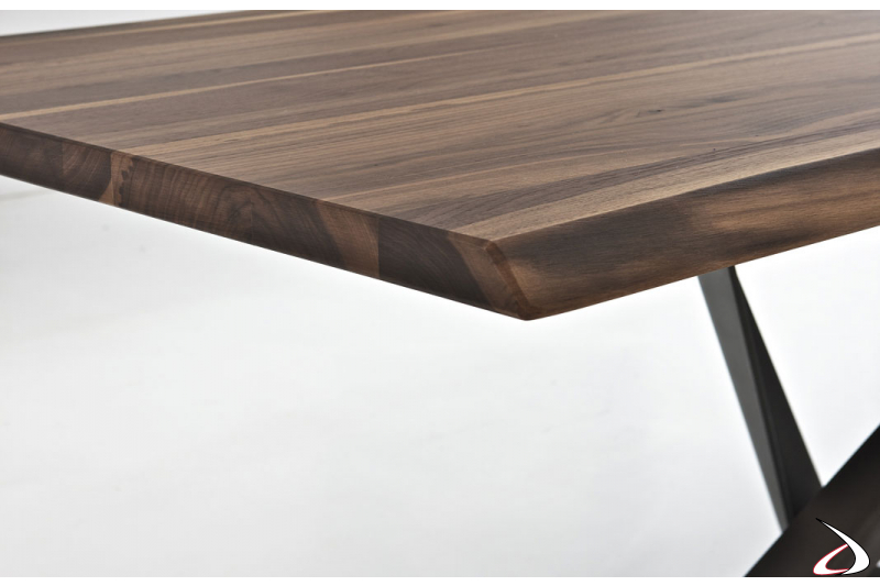Tavolo design in legno massello da soggiorno