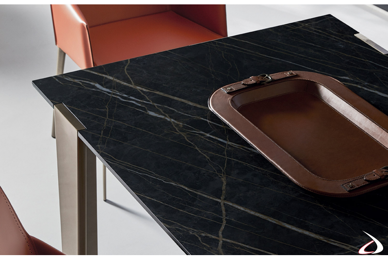 Tavolo in marmo noir desir moderno con gambe in acciaio verniciato ottone