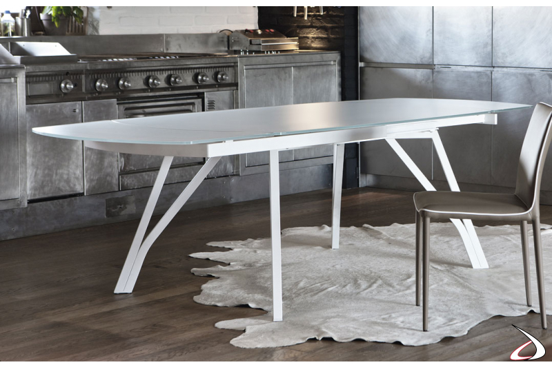 Modern extendable table with scratch-resistant glass