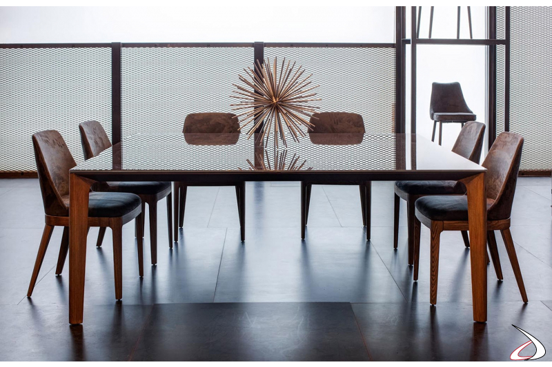 Tavolo quadrato di design grande in cristallo lucido con gambe in legno massello