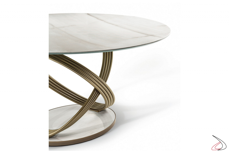 Tavolo design rotondo con gamba ad anelli incrociata in colore oro