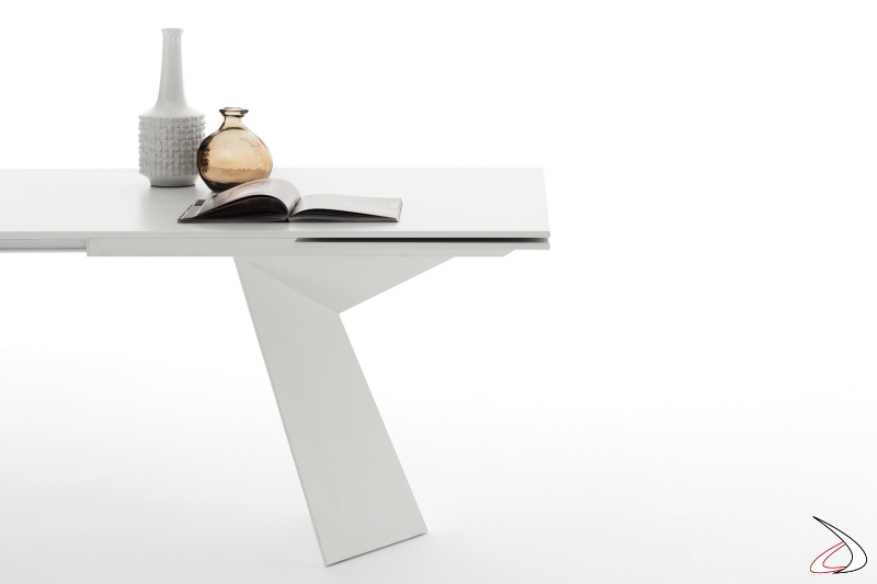 Tavolo bianco di design con prolunga nascosta sotto il piano