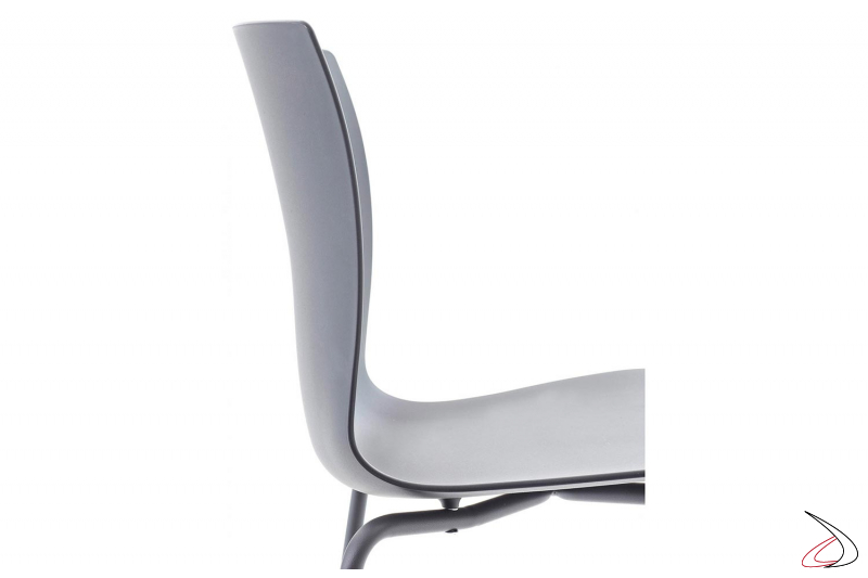Sedia leggera di design con sedile in polipropilene colorato