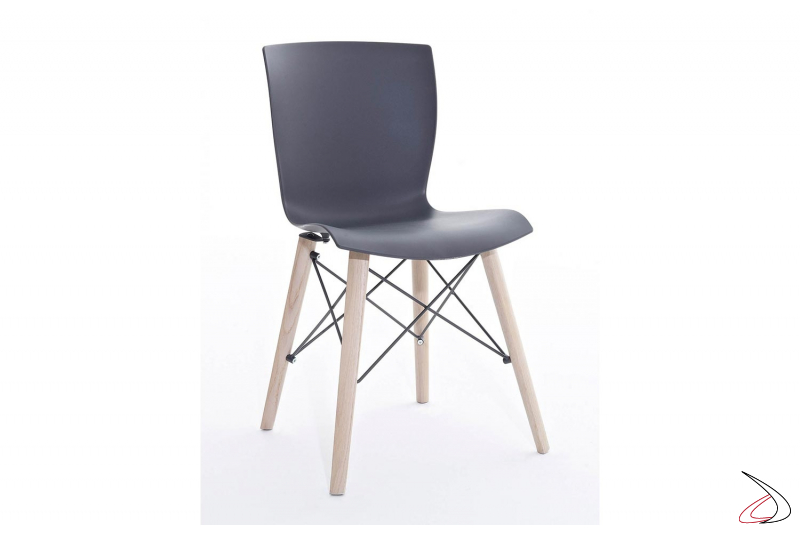 Sedia di design grigio antracite con gambe in legno con intreccio in acciaio