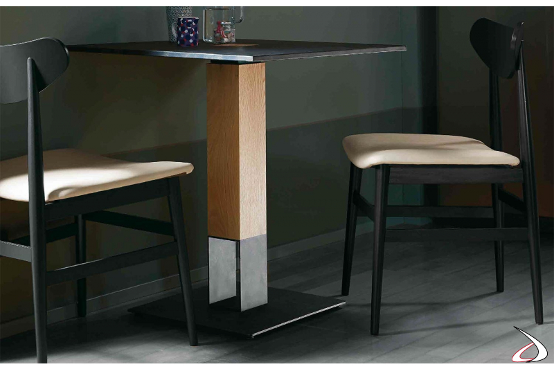 Tavolo quadrato per bistrot di design in acciaio e in legno rovere nodato