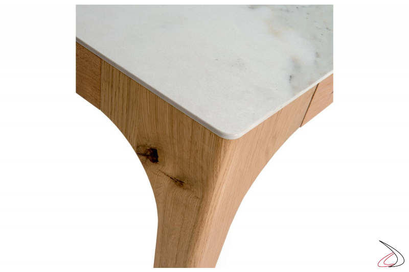 Tavolo in ceramica con angoli arrotondati e gambe in legno rovere naturale nodato
