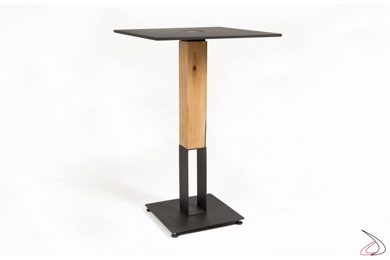 Tavolo di design quadrato alto in acciaio e con colonna in rovere naturale nodato