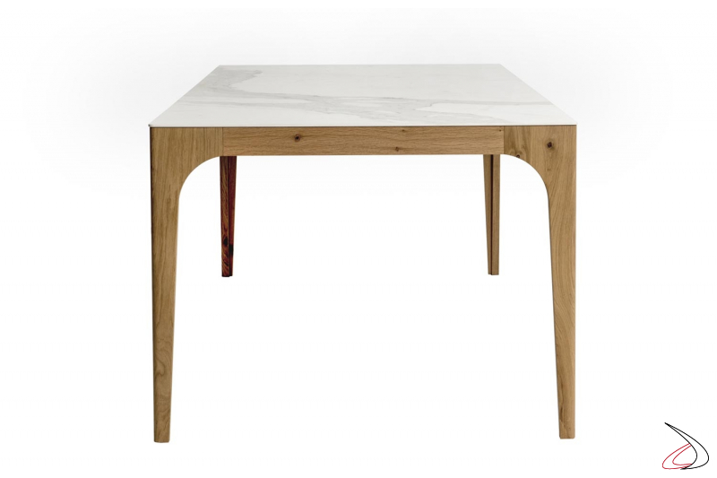 Tavolo in gres porcellanato calacatta di design con struttura in legno nodato