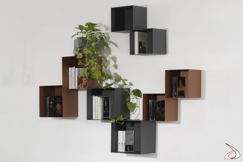 Libreria di design composta da pensili a cubi in acciaio