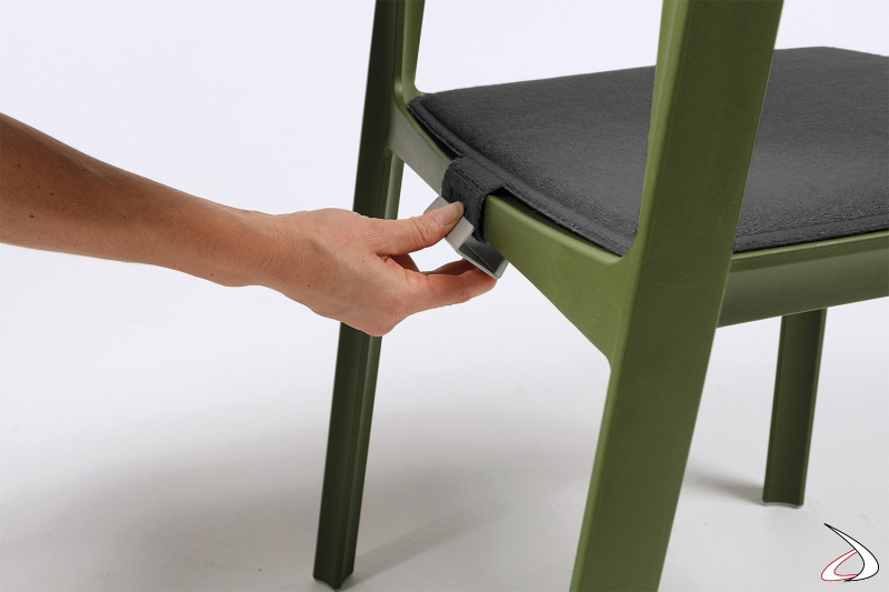 Dettaglio sedia con cuscino e clip