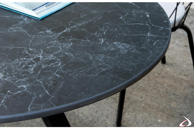 Dettaglio tavolino in pietra disponibile con basamento in metallo di diversi colori