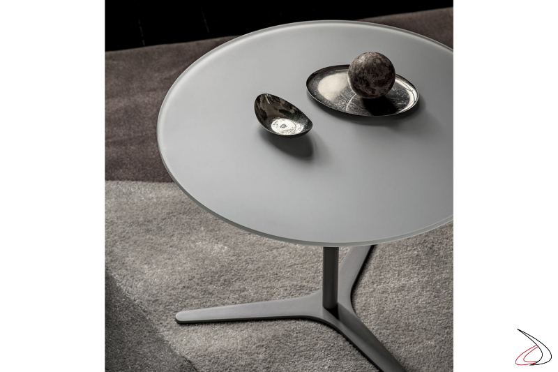Tavolino con base a forma di elica e piano in cristallo