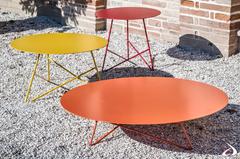 Tavolini contemporanei e colorati da esterno disponibili in varie misure