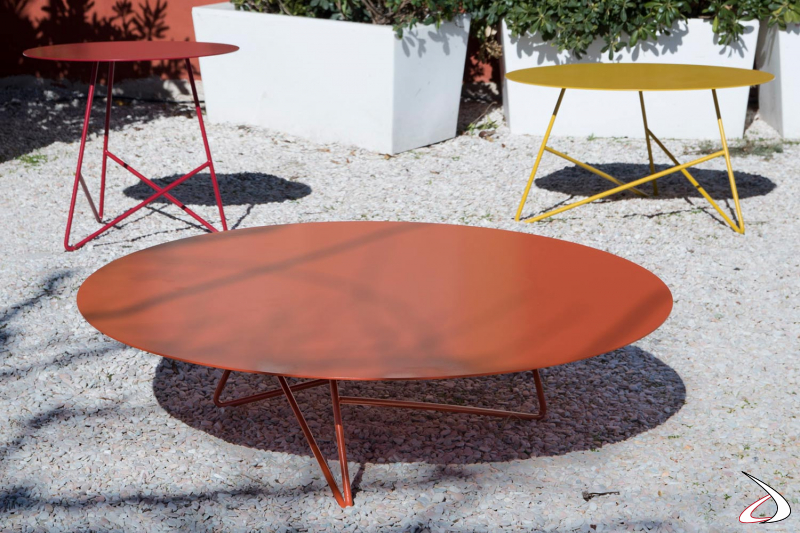 Tavolini dai colori accesi da esterno disponibili in tre misure