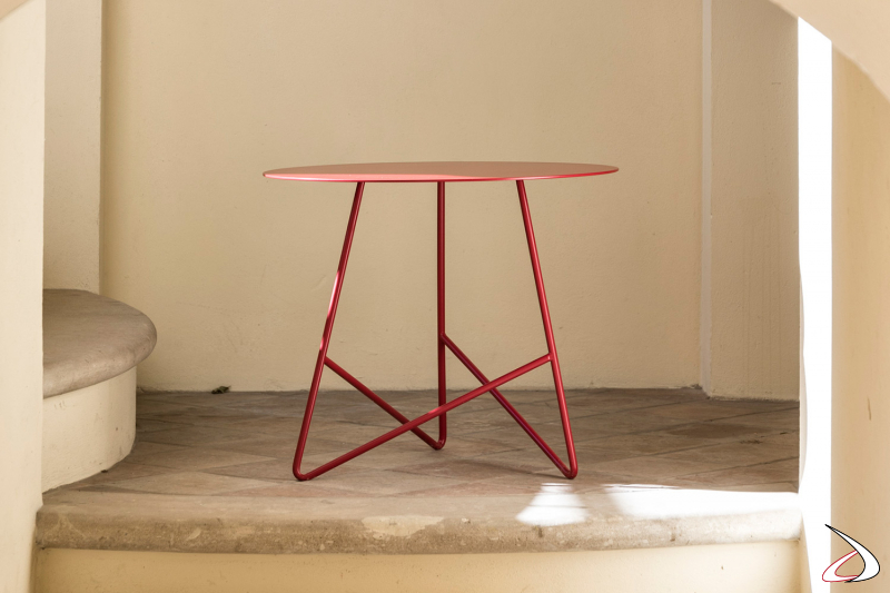 Tavolino da esterno resistente alle intemperie in metallo rosso