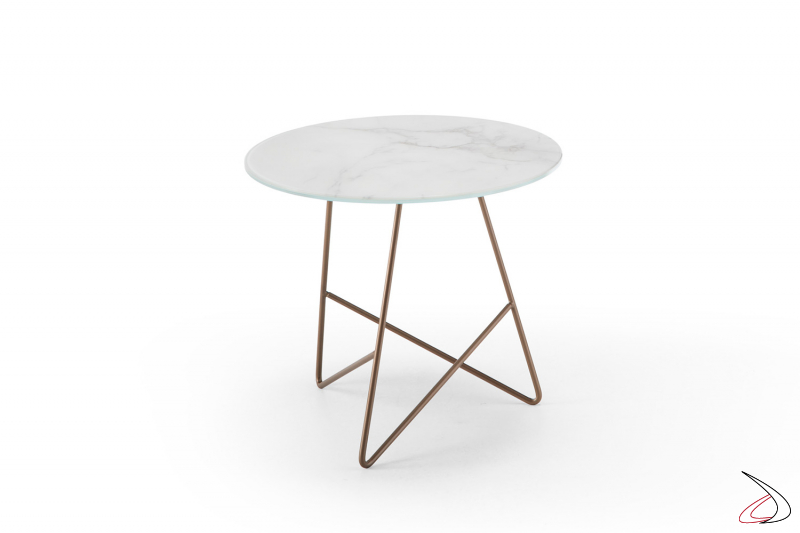 Tavolino moderno con gambe originali color rame e top in marmo bianco