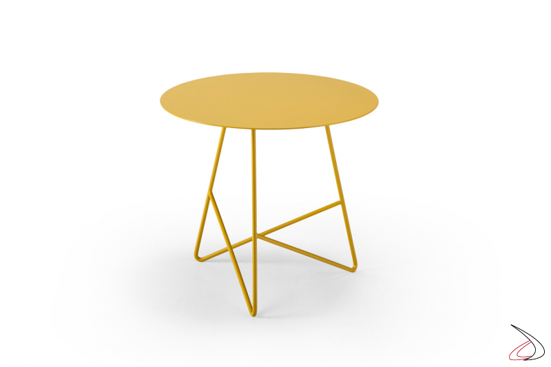 Tavolino moderno con gambe incrociate in metallo giallo