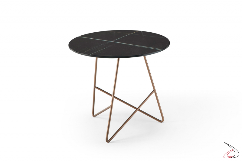 Tavolino moderno con gambe incrociate rame e top nero