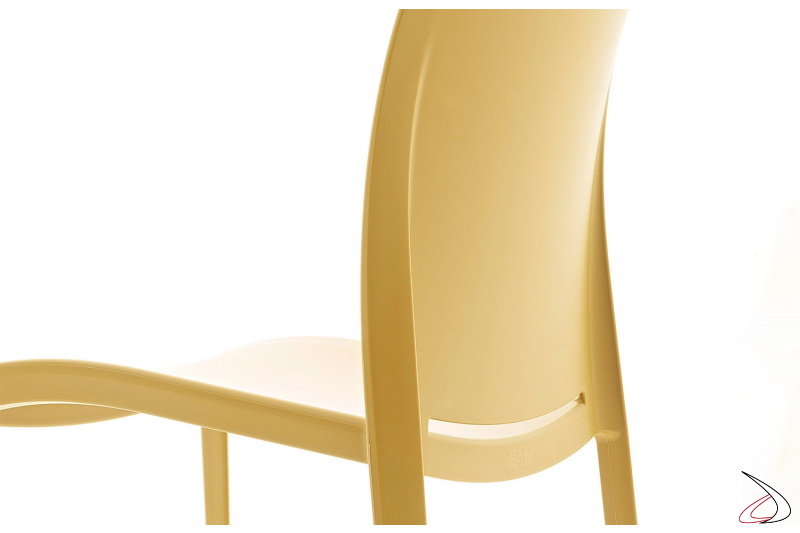 Sedia impilabile giallo senape di design da ristorante o da esterno