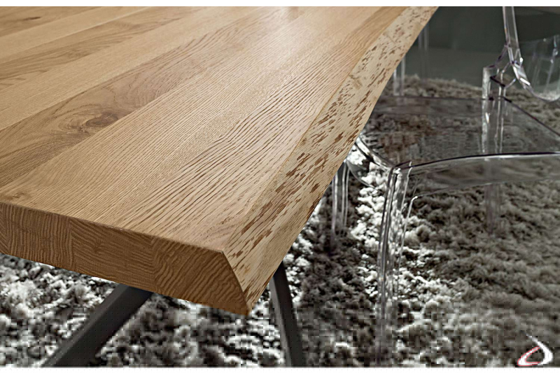 Dettaglio piano tavolo in scortecciato spessore 50 mm.
