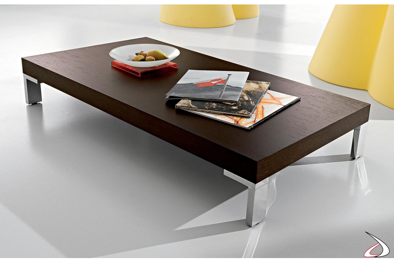 Tavolino moderno basso in legno con piedini in metallo cromato