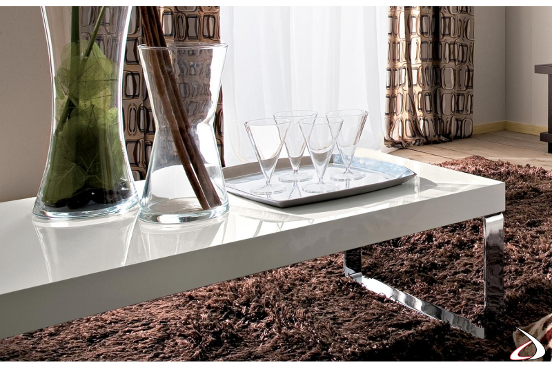 Tavolino bianco lucido da salotto con piedini alti a slitta cromati