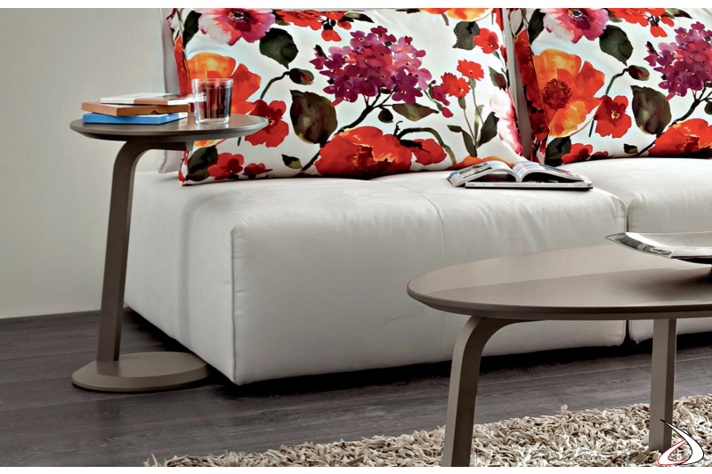 Tavolino moderno alto in legno colorato da lato divano senza braccioli