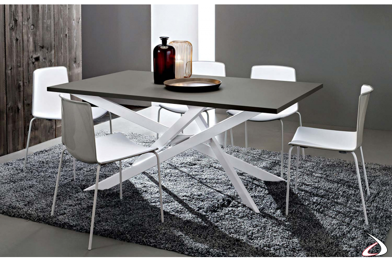 Tavolo con basamento in metallo bianco e piano in fenix grigio Londra