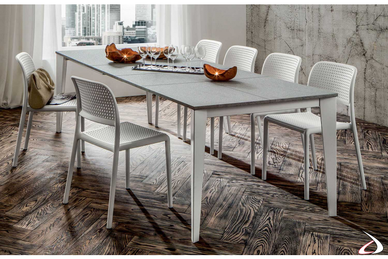 Tavolo rettangolare allungabile con struttura bianca e piano hpl grigio