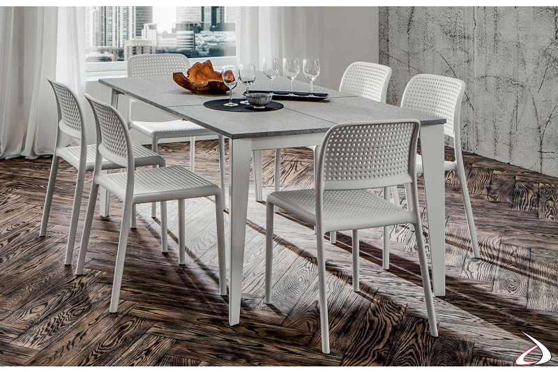 Tavolo con struttura metallica verniciata bianca e piano grigio