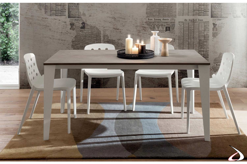 Tavolo con piano in hpl grigio e struttura in metallo laccata bianca