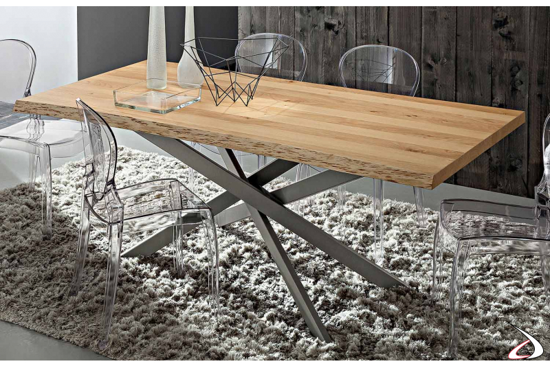 Tavolo con basamento in metallo verniciato grigio e piano scortecciato