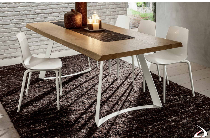 Tavolo con piano in legno rovere scortecciato e gambe in metallo bianco