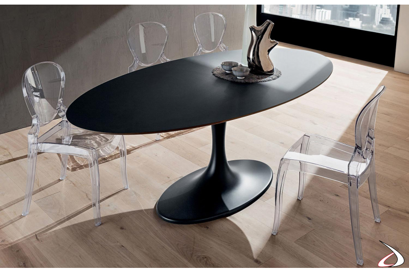 Tavolo con piano in fenix nero ingo e basamento in marmo laccato nero opaco