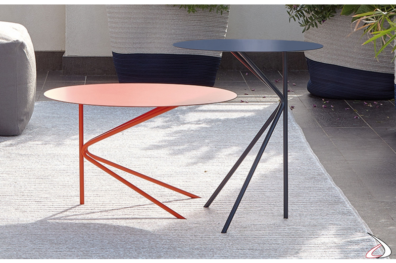 Tavolini rotondi di design in metallo colorato