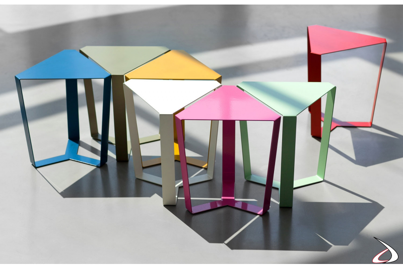 Tavolini colorati triangolari di design in metallo