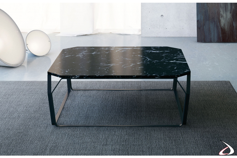 Tavolino basso da centro salotto con piano in marmo nero marquinia