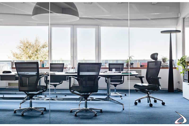 Sala riunioni con sedie girevoli autoallineanti di design con schienale in rete