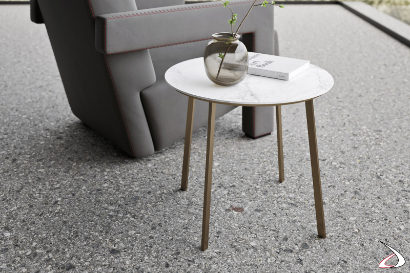 Petite table basse ronde moderne avec cadre en métal et plateau en stratifié