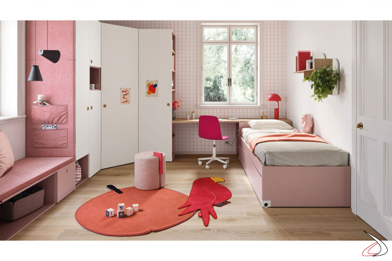 Chambre à coucher avec plusieurs espaces de rangement, comme l'armoire d'angle avec des étagères pour le bureau ou le banc avec des tiroirs coulissants.
